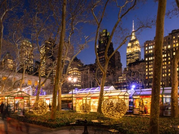 Bryant Park Winter Village (Mercatino di Natale) la sera con l'Empire State Building