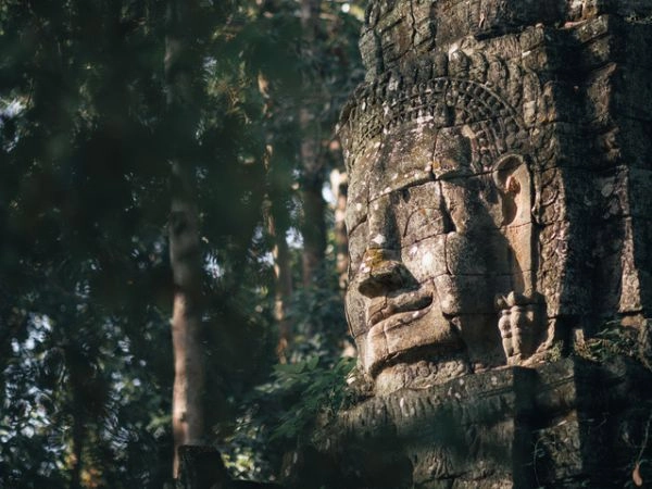 Primo piano del volto di pietra all'ingresso del tempio di Ta Som ad Angkor Wat, Cambogia
