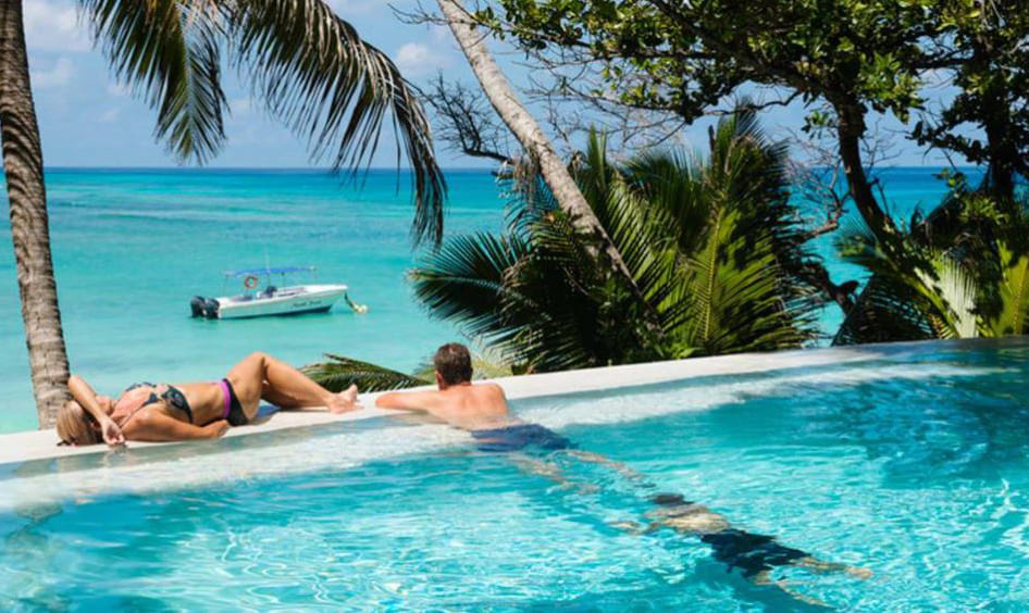 la piscina del north island resort alle seychelles