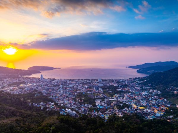 A-Patong-Bay-si-trova-Patong-Beach-casa-della-movida-di-Phuket