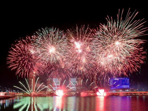 Fuochi d'artificio di Al Maryah festeggiare il Capodanno ad Abu Dhabi