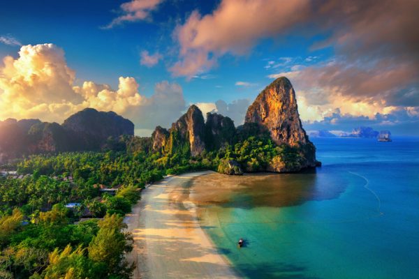 La spettacolare spiaggia di Railay, a Krabi, in ThailandiaLa spiaggia di Railay a Krabi in Thailandia