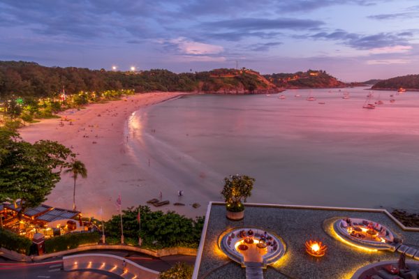 Splendido-tramonto-sulla-spiaggia-di-Nai-Harn-a-Phuket-in-Thailandia-affacciata-sullOceano-Indiano