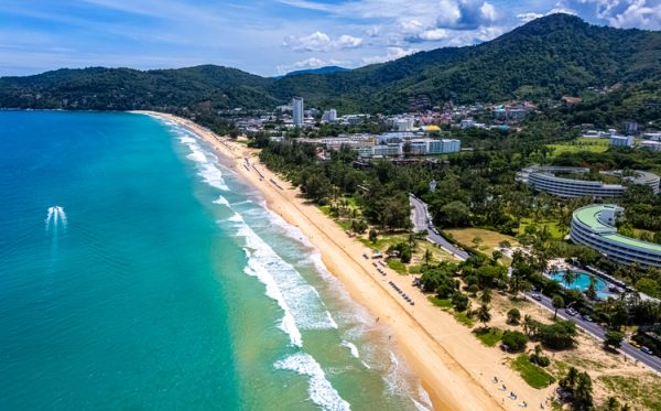 Vista-aerea-di-Karon-Beach-a-Phuket-in-Thailandia