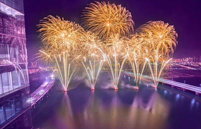 Fuochi d'artificio di Al Maryah festeggiare il Capodanno ad Abu Dhabi