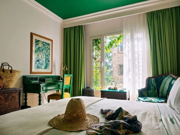 Le camere dell'hotel sono arredate con mobili e opere d'arte