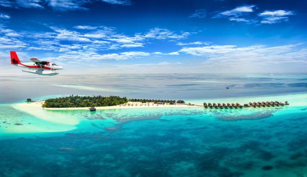 Un-classico-idrovolante-porta-i-turisti-sverso-uno-dei-resort-delle-Maldive