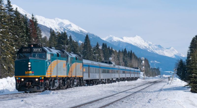 montagne rocciose canadesi via rail viaggio in treno