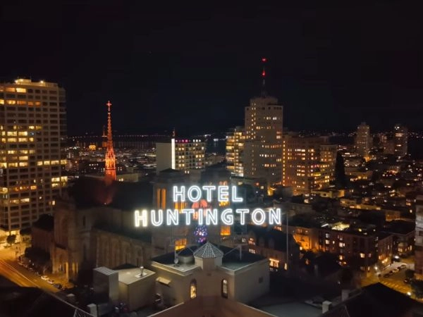 Nelle colline più alte di Nob Hill spicca l’Huntington Hotel