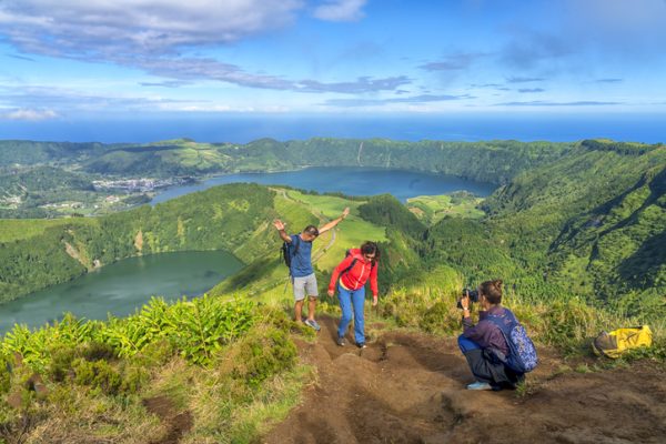 Turisti-amanti-della-natura-fanno-trekking-alle-isole-Azzorre