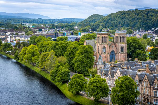 Inverness-sulla-costa-nord-orientale-della-Scozia-dove-il-fiume-Ness-sfocia-nel-Moray-Firth