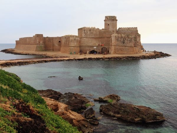 LE CASTELLA per la visita allo scenografico castello eretto su una stretta lingua di terra che penetra nel mare