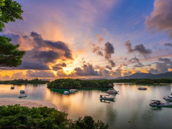 La spiaggia più famosa di Ishigaki è Kabira Bay, nominata dalla CNN come una delle 100 spiagge più belle al mondo