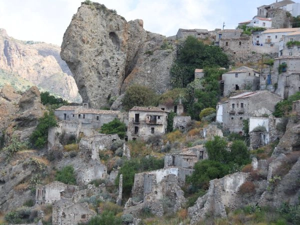 Visitare Pentadattilo, il paese fantasma Reggio Calabria