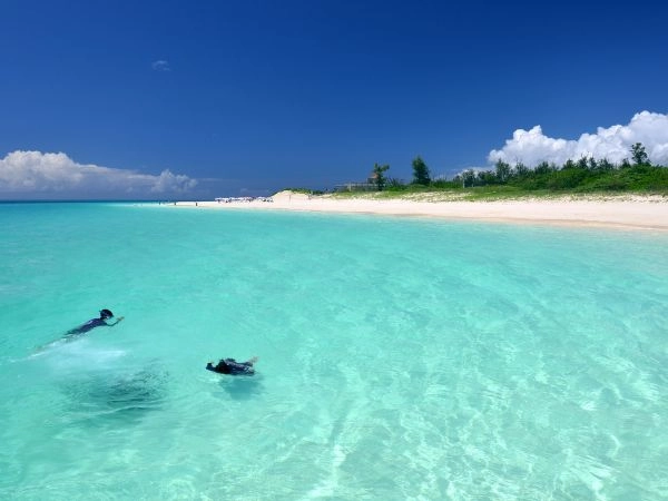 l'isola è la spiaggia di Yonaha Maehama, tra le più belle del Giappone, con sabbia bianca e mare turchese