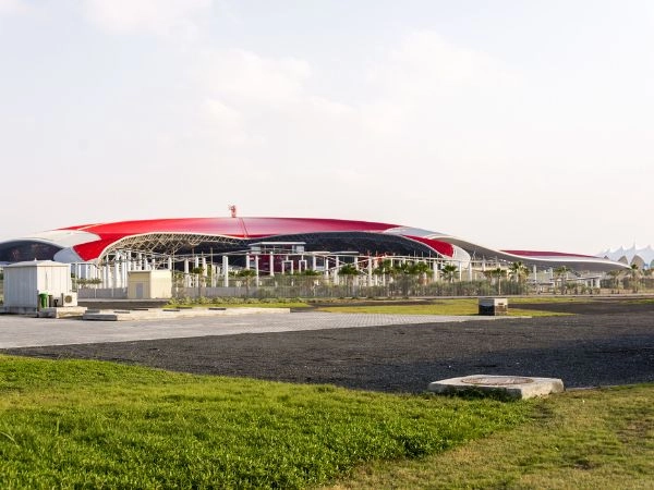 Ferrari World Abu Dhabi è un vero paradiso per gli appassionati di auto e adrenalina