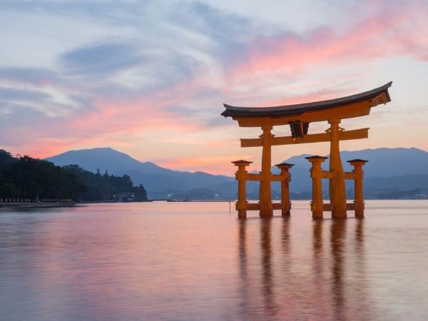 Miyajima, l’incantevole isola annunciata dal celebre torii rosso vivo