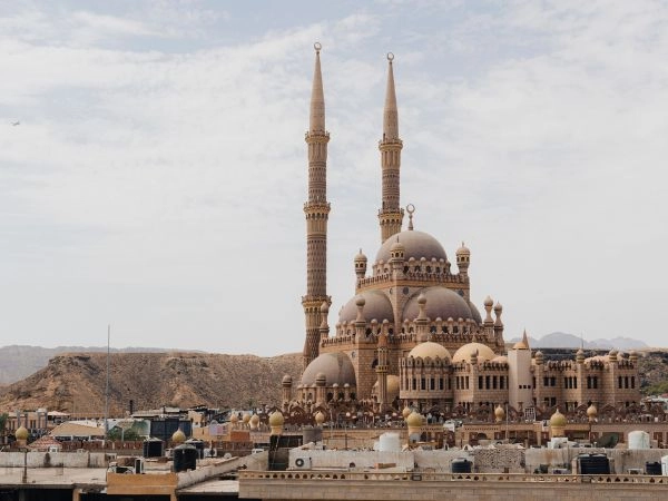 la Moschea di Al-Mustafa combina elementi di tradizione e modernità
