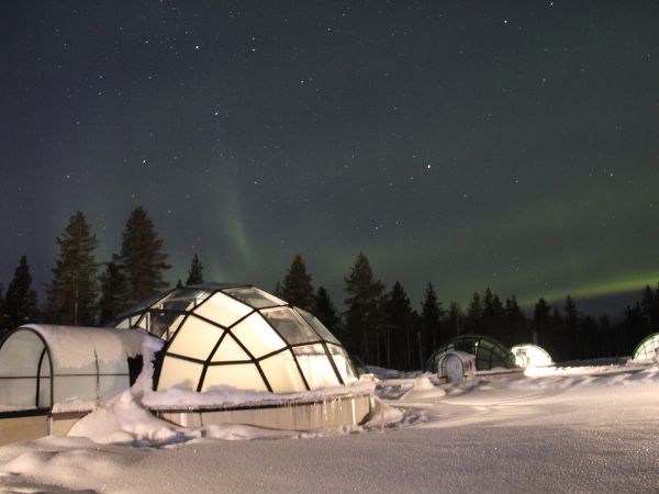 Dormire in un igloo di vetro