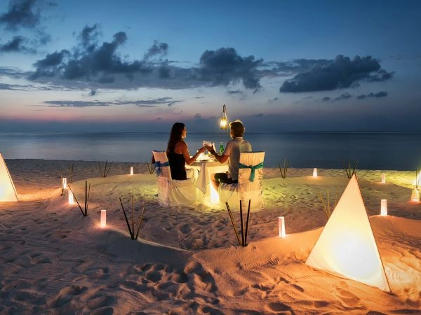Gustare una cena romantica al tramonto
