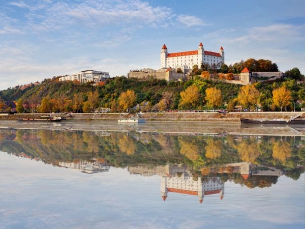 Ammirare il Castello di Bratislava sulle rive del Danubio