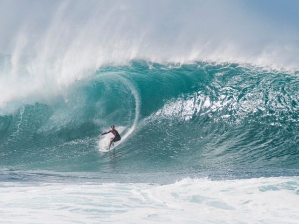 Onde di surf a Oahu, Hawaii, nell’Oceano Pacifico