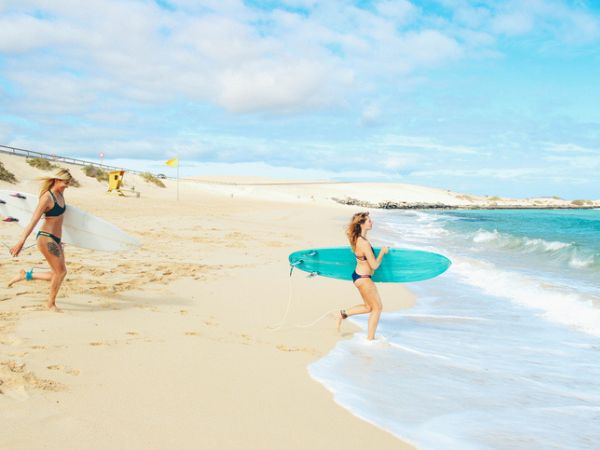 Surf a Fuerteventura, Isole Canarie, tra onde e clima primaverile