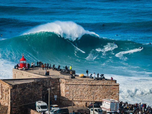 Surf estremo a Nazaré, Portogallo, sulle onde giganti