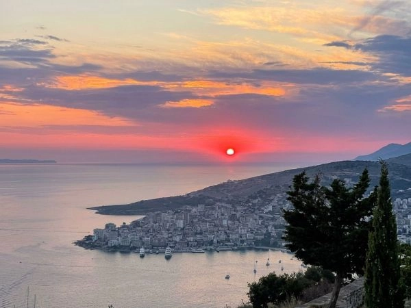 Castello di Lëkurësi, una vista panoramica sulla città e sul mare