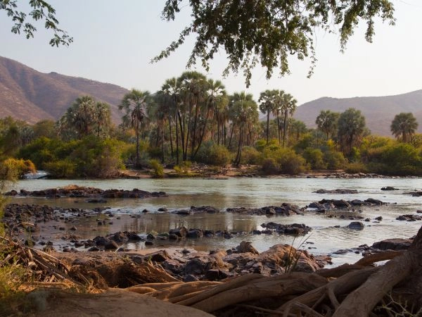 Il fiume Kunene disegna il confine con l’Angola