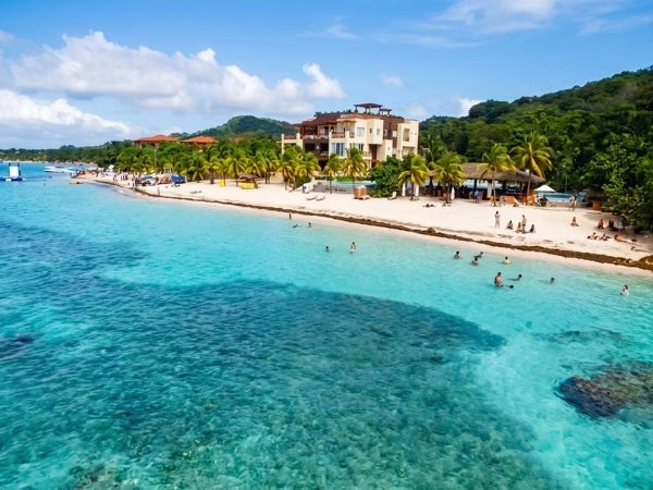 La spiaggia di West Bay è la quintessenza del paradiso tropicale