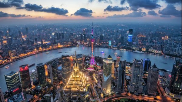 Lo skyline iconico del Bund di Shanghai