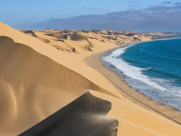 Volare sopra le dune del Namib e i paesaggi del deserto 