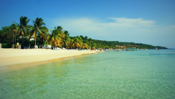 LA spiaggio di west bay beach in Honduras