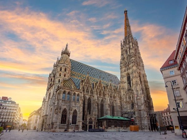 La Cattedrale di Santo Stefano (Stephansdom) situata nel cuore della Stephansplatz, Vienna