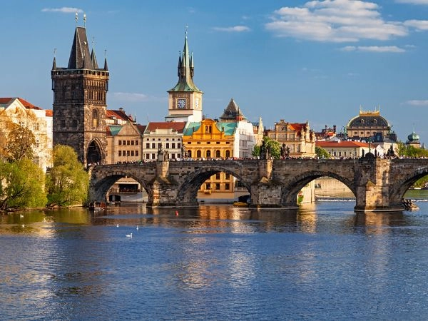 Passeggiare per il centro storico di Praga e il Carlo Bridge