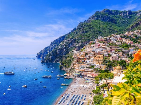 Vacanze nella colorata costiera amalfitana, Italia