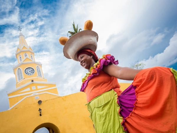 Viaggio a Cartagena tra arte urbana, mercati, cucina e vita locale