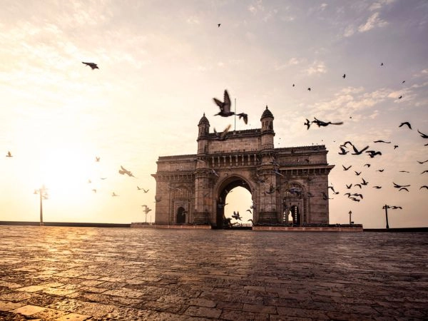 Ammirare il Gateway of India sul lungomare di Mumbai