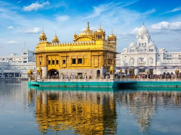 Ammirare il Tempio d’Oro tra i vicoli di Varanasi, India