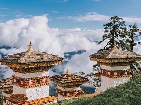 Attraversare il Passo di Dochula tra le montagne del Bhutan