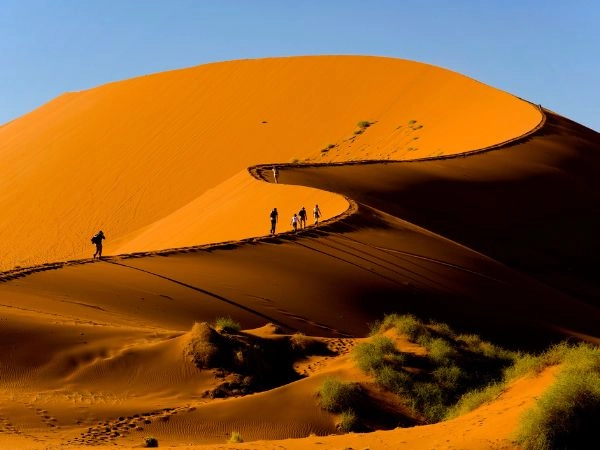 Attraversare per le Sossusvlei dune, Naukluft National Park, Namibia