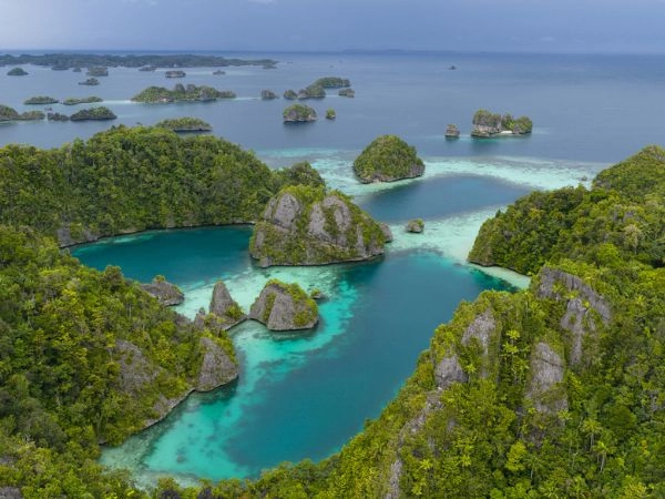 Esplorare Misool tra lagune turchesi e barriere coralline dell’Indonesia