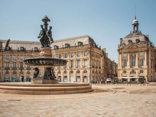 Passeggiare a Place de la Bourse e ammirare il fascino di Bordeaux