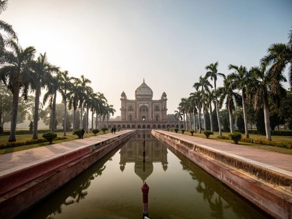Percorrere i giardini della tomba di Safdarjung a Nuova Delhi