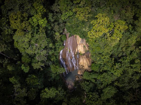 Scoprire Batanta tra foreste tropicali, cascate e acque cristalline dell’Indonesia