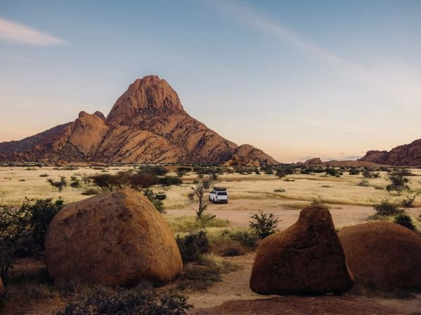 Scoprire Spitzkoppe e le sue formazioni rocciose nel deserto della Namibia