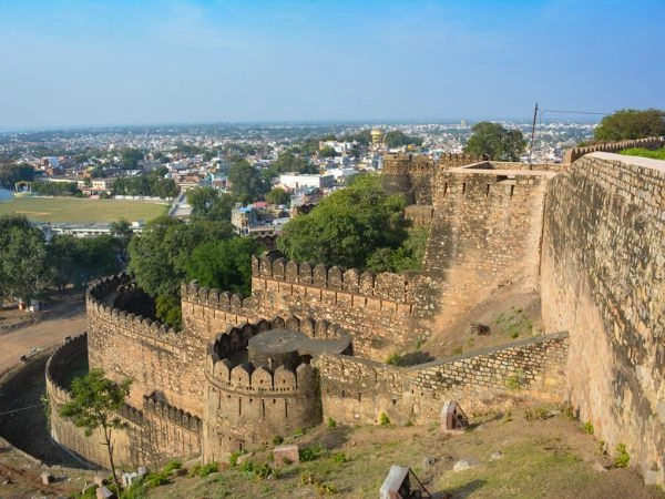 Visitare Jhansi tra fortezze storiche e tradizioni dell’India settentrionale