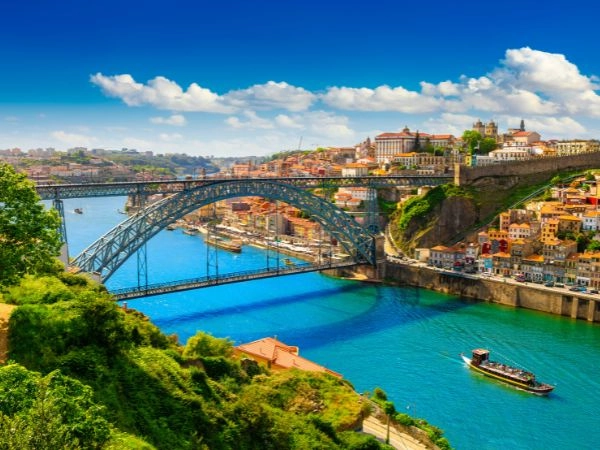 Porto, tra azulejos, vino e atmosfera portoghese