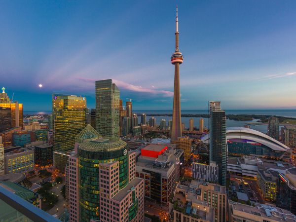 Salire sulla CN Tower e dominare lo skyline di Toronto